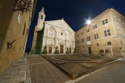 Il duomo medievale nella città di Pienza, Toscana, by night. Sorge sul luogo dell'antica pieve di Santa Maria ma orientato in modo diverso. Fu realizzato su volere di papa Pio II°  ...