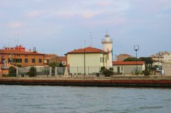 Il faro sul canale di Porto Garibaldi, marina di pescatori in Emilia - Romagna