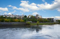 Il fiume Maine su cui si affaccia la città di Angers, Francia. E' un affluente destro della Loira in cui confluisce presso Bouchemaine - © 146914862 / Shutterstock.com