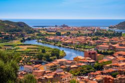 Il fiume Temo e le case del borgo di Bosa e Bosa Marina sulla costa ovest della Sardegna