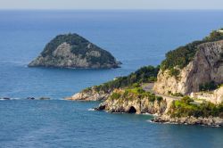 Il golfo di Bergeggi con le sue grotte e l'isolotto roccioso, Savona, Liguria.



