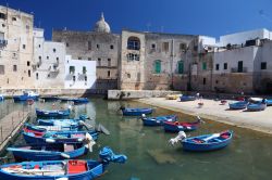 Il grazioso porto del villaggio di Monopoli, Puglia.
