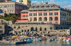 Il grazioso villaggio di Porto Venere, Liguria. Il suo nome deriva da un antico tempio dedicato alla dea Venere - © Damira / Shutterstock.com