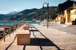 Il lungomare del borgo di Varigotti in Liguria