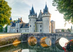 Il maniero di Sully-sur-Loire è uno dei più celebri castelli della Loira - © Viacheslav Lopatin / Shutterstock.com