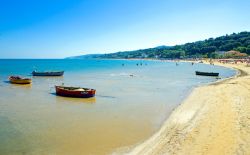 Il mare di Rodi Garganico e la spiaggia principale del borgo costiero della Puglia - © Gimas / Shutterstock.com