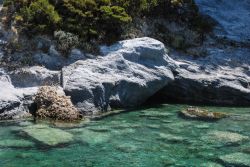 Il mare limpido e le rocce bianche di Cala dell'Acqua a Ponza