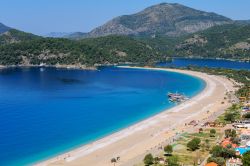 Il mare limpido, la Laguna, e la grande spiaggia di Oludeniz in Turchia