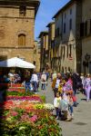Il mercato dei fiori a maggio in centro a Pienza, Toscana - © csp / Shutterstock.com