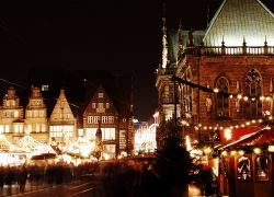 Il Mercato di Natale in Market Square a Brema, Germania. Una bella immagine notturna dei tradizionali mercatini natalizi ospitati nel centro storico della città, uno dei più belli ...