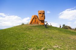 Il monumento "Noi siamo le montagne" nella periferia di Stepanakert, Nagorno-Karabakh - © Lukasz Z / Shutterstock.com