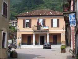 Il municipio di Cesara, Verbania-Cusio.Ossola (Piemonte) - © F Ceragioli - CC BY-SA 3.0, Wikipedia