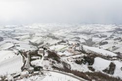 Il paesaggio innevato di Ripatransone nelle Marche, Italia. Nonostante la quota collinare di 494 metri sul livello del mare limiti le nevicate, queste possono verificarsi con carattere anche ...