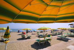 Il panorama da un ombrellone sulla spiaggia di Gatteo a Mare, la località della costa romagnola