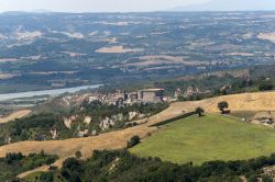 Il Panorama del fiume Tevere ed il suo lago dal borgo di Alviano in Umbria