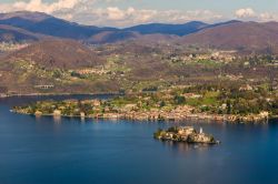 Il panorama del Lago d'Orta fotografato dalla Madonna del Sasso, Piemonte