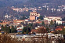 Il panorama della cittadina di Gozzano, Lago d'Orta, Piemonte - © Alessandro Vecchi - CC BY-SA 3.0, Wikipedia