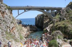Il ponte del Ciolo con l'insentaura a Santa Maria di Leuca, Salento, Puglia. Siamo in una delle più spettacolari zone della costa Adriatica: lungo la strada che conduce a Otranto, ...