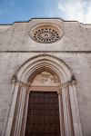 Il portale d'ingresso della chiesa di San Bendetto a Norcia, Perugia, Umbria. Dopo il sisma del 2016 rimangono ancora intatte la facciata gotica e l'abside - © Stefano Buttafoco ...