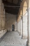 Il portico della cattedrale medievale di San Benedetto a Norcia, Perugia, Umbria. La basilica  (ciò che rimane di essa) sorge su quella che secondo la tradizione era la casa natale ...