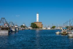 Il porto canale e il faro di Marina di Ravenna in Romagna - © Pier Giorgio Carloni / Shutterstock.com
