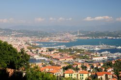 Il porto di La Spezia, Liguria. La particolare conformazione del golfo in cui si trova la città ha fatto sì che nel corso del tempo si sia creato uno dei maggiori porti mercantili ...