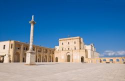 Il santuario dedicato a Santa Maria de Finibus Terrae con la colonna mariana a Santa Maria di Leuca, Puglia. Da qui si può scattare una pittoresca fotografia d'insieme della città.
 ...