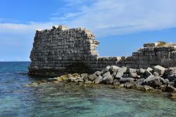 Il sito archeologico di Egnazia non lontano da Savelletri: resti di mura Messapiche
