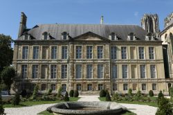 Il Tau Palace a Reims, Francia. Antica sede dell'arcivescovo della città questo palazzo era associato ai re di Francia che venivano incoronati nella vicina cattedrale. Dal 1972 ospita ...