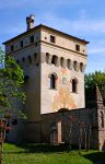 Il torrione d'ingresso all'Abbazia di Sesto al Reghena, Pordenone, Friuli Venezia Giulia. Fondata nel 730-735, l'Abbazia di Santa Maria in Silvis venne risistemata nel XV° secolo ...