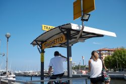 Il traghetto pedonale che unisce Milano Marittima a Cervia  attraverso al canale fluviale - © simona flamigni / Shutterstock.com