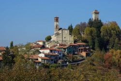 Il villaggio di Murazzano sulle colline delle Langhe in Piemonte