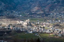 Il villaggio di Saint Pierre in Valle d'Aosta. Sorge sulla sinistra orografica della Dora Baltea a 731 metri di altitudine.
