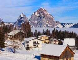 Il villaggio di Stoos sulle Alpi Svizzere: sullo sfondo le due vette del Kleiner Mythen e del Grosser Mythen  - © Denis Linine / Shutterstock.com