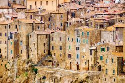 Il villaggio medievale di Pitigliano, Toscana. Le case del paese si affacciano dalla rupe tufacea su cui sorge il borgo.
