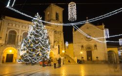 Illuminazioni natalizie by night in piazza San Benedetto a Norcia, Umbria. Così si presentava questa bella piazza della località in provincia di Perugia con i suoi edifici religiosi ...
