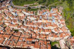 In volo con il drone sulle case colorate del centro storico di Bosa in Sardegna