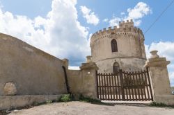 ingresso dello storico mastio di Torre Vado in Puglia