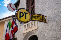 Insegna dell'Ufficio Postale di Sale San Giovanni, Cuneo, con la scritta "Municipio" e bandiere di Piemonte, Italia e Europa - © Edgar Machado / Shutterstock.com