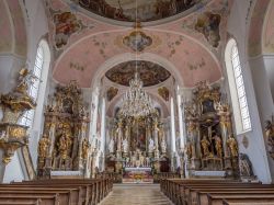 Interno della chiesa parrocchiale di San Pietro e San Paolo a Oberammergau, Germania. E' impreziosita da decori e affreschi sulle pareti e sul soffitto - © jeafish Ping / Shutterstock.com ...