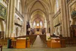 Interno della cattedrale di Angers, Francia. L'edificio ha pianta a croce latina con navata unica, transetto sporgente e abside semicircolare - © 47082544 / Shutterstock.com