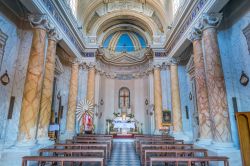 L'interno della chiesa di San Biagio a Anguillara Sabazia, provincia di Roma, Lazio. Caratterizzato da un'unica navata, l'edificio religioso si presenta con grosse colonne laterali ...
