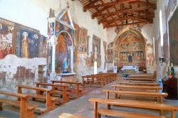 Interno della chiesa di Santa Maria in Vallo una delle attrazioni del centro storico di Vallo di Nera  in Umbria- © Inu / Shutterstock.com
