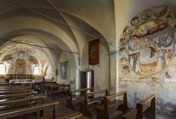 L'interno raccolto della chiesa di Santa Marta a Lezzeno, sul Lago di Como in Lombardia - © www.triangololariano.it