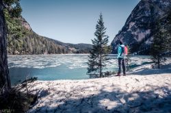 Inverno sul Lago di Braies, parzialmente ghiacciato, in Val Pusteria, Italia  - © Val Thoermer / Shutterstock.com