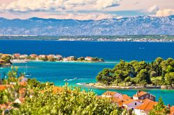 Isole dell'arcipelago di Zadar (Croazia) con sullo sfondo il monte Velebit. Le Alpi Bebie, Velebit in croato, sono la più estesa catena montuosa della Croazia.



