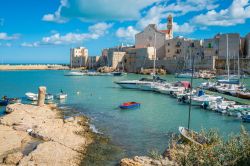 L'antica baia e il mare di Giovinazzo in Provincia di Bari, Puglia
