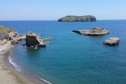 L'Isola di Santo Stefano vista da Cala Nave, celebre spiagga di Ventotene nel Lazio