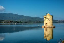 Il mulino a vento spagnolo nella laguna di Orbetello, penisola dell'Argentario, Toscana - © Karl Allen Lugmayer / Shutterstock.com
