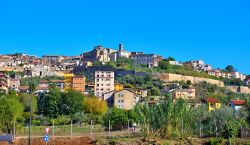 La campagna di Ferentino con il borgo medievale, provincia di Frosinone, Lazio.
